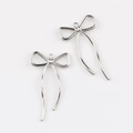 Detalle de colgantes de lazo plateados con superficie pulida para creación de joyas DIY - Blanco K/Plata
