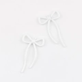 Vista macro de colgantes con forma de lazo blanco para creación de joyas DIY - Blanco