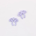 Detail van lavendelkleurige strikhangers met parels voor DIY-sieraden maken - Paars