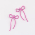 Detalle de dos colgantes de lazo en aleación rosa con acabado pintado para joyería DIY - Rosa rojo