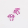 Detail van paarse strik hangers van legering met parel voor DIY sieraden maken projecten - Rozerood