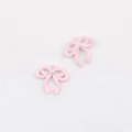 Detail van roze strikhangers met witte parel en ophangringen voor DIY-sieraden maken - Roze