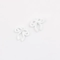 Detail van witte strikhangers met parel voor het maken van DIY sieraden - Wit