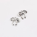 Detailweergave van zilveren strikhangers met witte parels voor het maken van DIY-sieraden - Wit K/Zilver