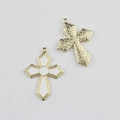Detail von weißen Emaille-Kreuzanhängern mit goldenen Blumenmustern und Ösen für DIY-Schmuck - Goldbasis Weiß