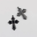 Detailansicht eines Kreuzanhängers aus Legierung mit Emaille und Sternenmuster auf Rückseite - Gun Black Frame Black Base