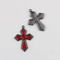 Vue macro de pendentifs croix en alliage avec émail rouge et gravure d'étoiles - Base Noir Fusil Rouge