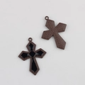 Vue détaillée du pendentif en forme de croix avec revêtement brun et gravure florale - Base Café Noir