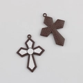Détail de pendentifs en croix avec émail blanc et surface métallique à texture grainée - Base Café Blanc