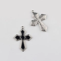 Vue détaillée du pendentif croix rétro en alliage avec émail noir et bordure argentée vintage - Base Argent Noir