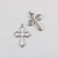 Détail macro du pendentif croix avec face en émail blanc et dos en métal texturé poli - Base Argent Blanc
