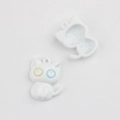 Détail macro du pendentif chat en alliage blanc pour la création de bijoux DIY - Blanc