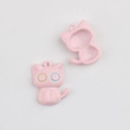 Détail d'un pendentif chat rose en alliage émaillé pour la création de bijoux DIY - Rose
