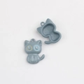 Détails macro de pendentifs chat en alliage montrant l'avant lisse et l'arrière étoilé - Gris