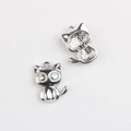 Détails des pendentifs chat argentés avec yeux émaillés et texture étoile au dos - K Blanc/Argent