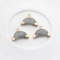 Détails de trois pendentifs demi-lune en pierre naturelle grise avec bordure dorée - Gris