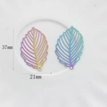 Vista dettagliata del ciondolo a foglia arcobaleno con dimensioni e struttura in metallo - Foglia con venature delicate (Foglia 8)