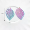 Dettaglio del ciondolo a foglia arcobaleno da 37mm con raffinato design in rete traforata - Foglia a rete cava (Foglia 7)