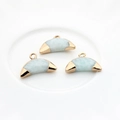 Détails de trois pendentifs demi-lune en pierre agate naturelle avec bords dorés - Cyan