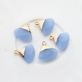 Set di cinque ciondoli in agata blu cielo a ventaglio con bordi dorati su piatto ceramico - Blu Oro