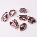Lila barocke Perle Anhänger in unregelmäßiger Form mit goldenem Metallkantenverbinder - Größen und Formen variieren aufgrund natürlicher Materialien / Lila