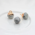 Macro-detail van zeshoekige natuurstenen met vergulde kapjes voor DIY-sieraden maken - Grijs