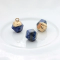 Macro-opname van geometrische lapis lazuli hangers met gouden kappen voor DIY sieraden - Saffierblauw