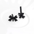 Detail von mattem schwarzem Schleifen-Ohrstecker mit Öse für Schmuckherstellung - Schwarz