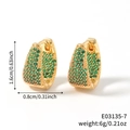 Eleganti orecchini a cerchio a U con zirconi verdi montati su una base dorata lucida - Stile Verde (E03135-7)