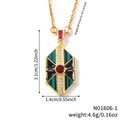 Collana rétro con ciondolo geometrico, smalto verde e pietra rossa su catena dorata - Stile Scudo Esagonale Geometrico (N01606-1)
