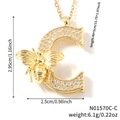 Collana dorata con ciondolo lettera C, design ape e cristalli trasparenti lucidi - Collana Lettera C (N01570C-C)