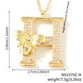 Collana dorata con ciondolo lettera H e dettagli di design con ape di cristallo - Collana Lettera H (N01570C-H)