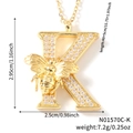 Collana dorata con pendente lettera K in zirconi e design dettagliato di un'ape - Collana Lettera K (N01570C-K)