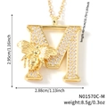 Collana dorata con pendente lettera M decorata con cristalli e dettaglio ape in 3D - Collana Lettera M (N01570C-M)
