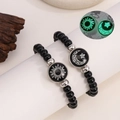 Handgefertigte Paar-Armbänder mit Sonne-Mond-Anhängern und grünem Leuchteffekt - Leuchtendes Sonne Mond Perlenarmband Stil 1