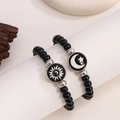 Detail der Sonnen- und Mond-Armbänder für Paare mit schwarzen Perlen auf weißem Ständer - Leuchtendes Sonne Mond Perlenarmband Stil 2