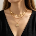 Collar de capas doradas con múltiples dijes de monedas y un colgante con retrato - Estilo Dorado de Triple Capa con Múltiples Monedas (NC25Y1296-3)