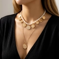 Collar de doble capa dorado con perlas y múltiples colgantes de moneda para mujer - Estilo de Perla Artificial con Múltiples Monedas (NC25Y1296-4)