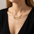 Collier vintage doré avec plusieurs pendentifs pièces de monnaie sur barre incurvée - Style Gland à Pièce en Barre Courbée Dorée (NC25Y1296-7)