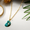 Emaillierte Buchstabe D Halskette in Blau und Grün auf einer goldenen Wellenkette - Buchstabe D