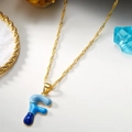 Collana dorata con ciondolo a lettera F in smalto blu sfumato e stile chic - Lettera F