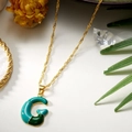 Collana con pendente lettera G in smalto verde sfumato e catena a onde dorata sottile - Lettera G