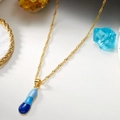 Collana dorata con un vivace ciondolo a goccia in smalto sfumato triplo blu - Lettera I