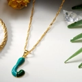 Collana dorata con ciondolo a lettera J in smalto blu e verde e catena a onde d'acqua - Lettera J