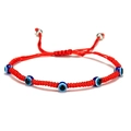 Dettaglio del bracciale in corda rossa intrecciata con cinque occhi del male e perle d'argento - Stile Cinque Occhi (B2111)