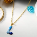 Collana dorata chic con pendente a lettera L in smalto blu sfumato, stile moderno bubble - Taglia L