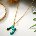 Collana a corda dorata con pendente a lettera H in smalto blu e verde smeraldo - Taglia M