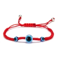 Dettaglio del bracciale Evil Eye in corda rossa con perline blu e chiusura regolabile - Stile Tre Occhi (B2110)