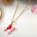Collana dorata estiva con ciondolo in smalto rosa e viola su una catena a spirale - Lettera N