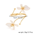 Eleganter goldener Lotus Armreif mit weißen Emaille-Blüten und Rebenstruktur-Design - Stil 1 / Weiß